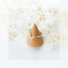 Load image into Gallery viewer, Simple Vee